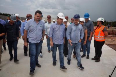 ​Governador d� ordem de servi�o para asfaltar 39 km da MT-325 e vistoria obras do Hospital Regional
