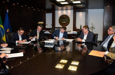 Governador assina decreto que permite acesso imediato a qualquer informa��o do Estado