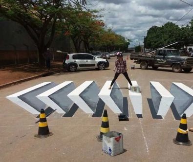Grafiteira pinta faixa de pedestres em 3D