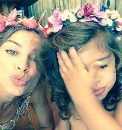 Grazi Massafera coordena coroa de flores com a pequena Sofia