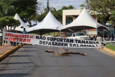 Servidores ocupam Sefaz e fecham rua em frente ao Paiagu�s