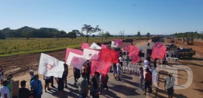 Grevistas bloqueiam trecho da BR-364 em ato contra governo