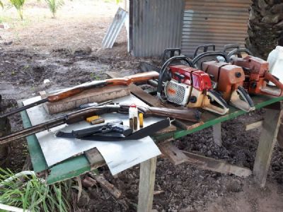 O​pera��o apreende armas, motosserras e r�dios HTs em assentamento rural