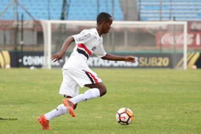 Torcedor do Nacional faz insulto racial a atacante do S�o Paulo na Libertadores Sub-20