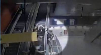 ​Foli�o cai cinco metros da escada rolante do metr�