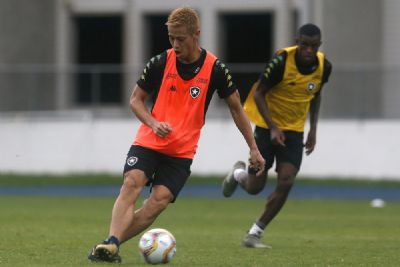 Focado! Em 2� treino com o elenco, Honda faz abdominal e rouba cena no Botafogo