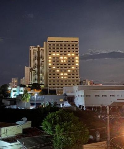 Durante superlua, hotel fechado na quarentena acende janelas em formato de cora��o