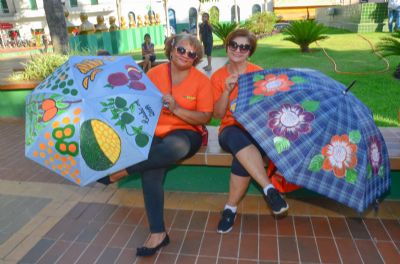 Projeto resgata autoestima de idosos com pintura em sombrinhas