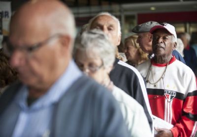 Aposentados e pensionistas que ganham mais que o m�nimo ter�o reajuste de 2,07%
