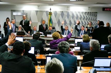 Reforma trabalhista passa na CCJ e segue para o Plen�rio