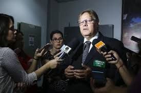 Gilberto toma posse na AL e quer 'estreitar' rela��o com deputados