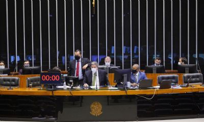 C�mara aprova projeto de lei que torna escolas servi�os essenciais