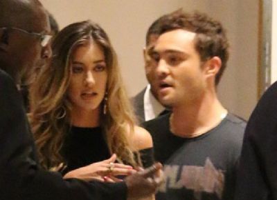 Com a namorada, astro de 'Gossip Girl' causa alvoro�o em evento no rio
