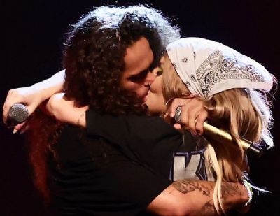 Lu�sa Sonza sobe ao palco durante show e troca beijos com Vit�o