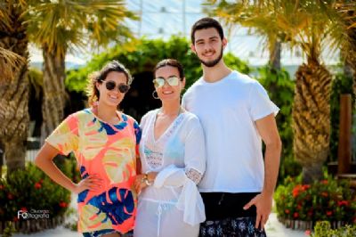 De f�rias com os filhos em Jeri, F�tima Bernardes faz caminhada na praia