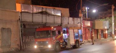 Inc�ndio destr�i tr�s lojas no Centro de Cuiab�