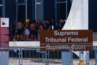 ​Ind�genas tentam invadir sede do STF em protesto contra pris�o de cacique