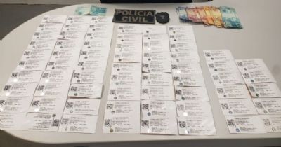 Dois cambistas s�o presos e pol�cia apreende 77 ingressos junto de R$ 700