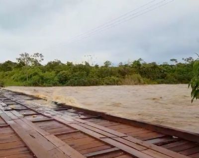 Rio transborda e duas cidades s�o invadidas pela �gua em MT