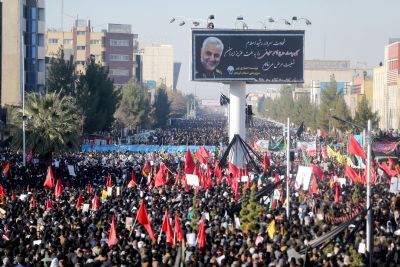 Funeral de general iraniano re�ne milhares em sua cidade natal; tumulto deixa mortos
