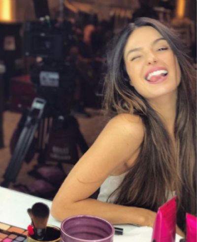 Sexy, Isis Valverde mostra linguinha e deseja boa segunda aos f�s