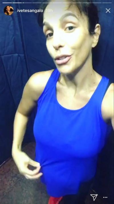 Ivete Sangalo exibe Barrig�o de g�meos no elevador e brinca: 't� feia, filha'