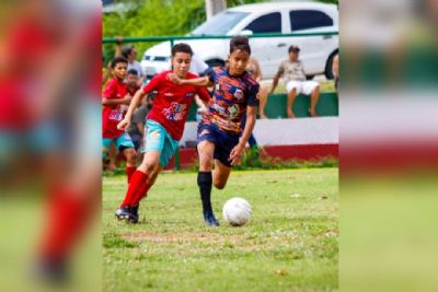 ​Cuiabano de 13 anos assina contrato profissional com o Flamengo