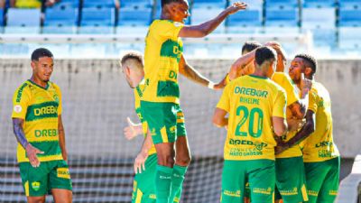 ​Cuiab� encaminha sa�da de atacante para o Vit�ria