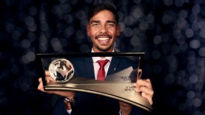 Jogador do Cuiab� ganha Pr�mio Pusk�s da Fifa de gol mais bonito do mundo