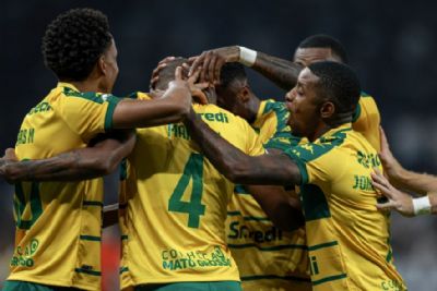 Cuiab� perde p�nalti, leva gol no fim e empata com o Corinthians