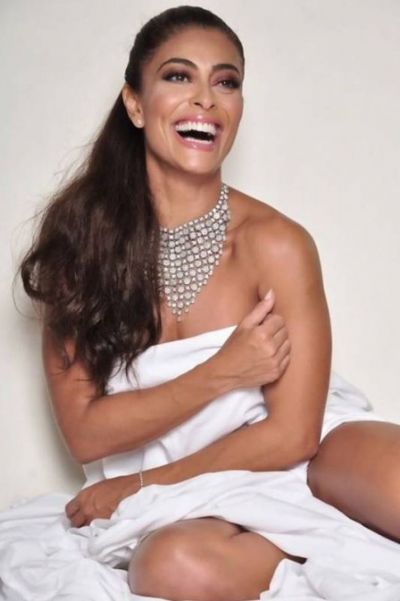 Juliana Paes surge deslumbrante s� de len�ol e colar de diamantes