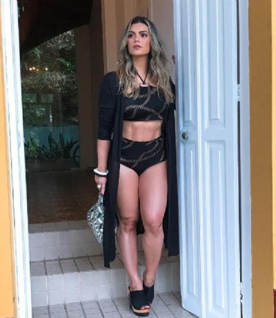Kelly Key posa de hot pant e top: 