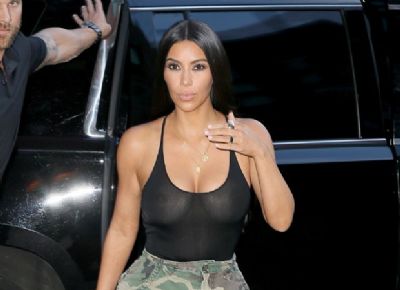 Kim Kardashian exagera na transpar�ncia em dia de compras e deixa seios � mostra