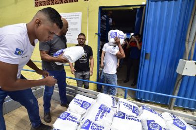 Programa do Governo entrega cestas b�sicas e kits de higiene � fam�lias carentes de Cuiab�.
