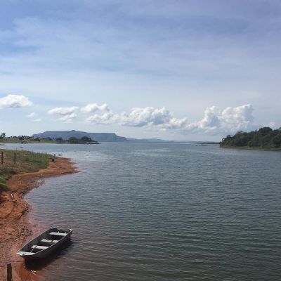 Mulher pula de barco e morre afogada no Lago do Manso