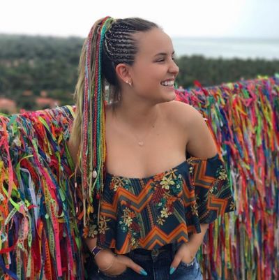 Larissa Manoela mostra novo visual com trancinhas: 