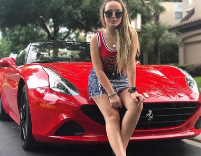 Nos EUA, Larissa Manoela posa com Ferrari vermelha de r$ 1,9 milh�o