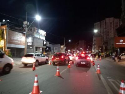 ​Opera��o prende 13 motoristas embriagados na madrugada deste domingo