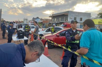 ​Blitz resulta em quatro motoristas presos e 51 ve�culos removidos em V�rzea Grande