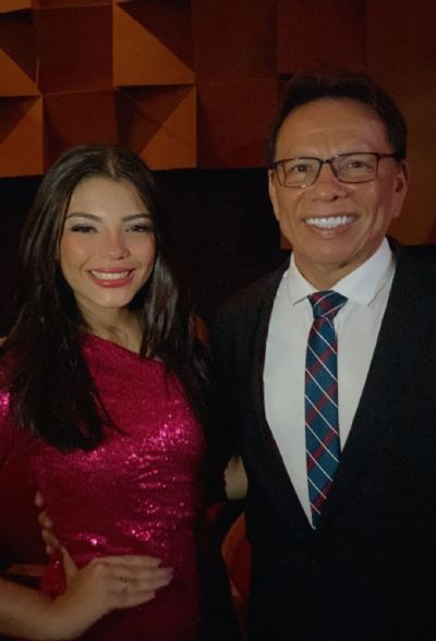 ​Let�cia Catalano  com a lenda viva da comunica��o de MT, Elias Neto, ontem, durante o evento Belezas de Mato Grosso !