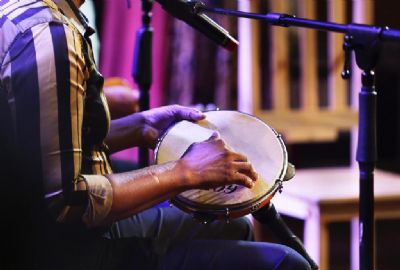 Pra�as de Cuiab� se transformam em palco para lives de Samba