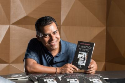 ​Policial civil lan�a livro de fic��o com �romance criminal�