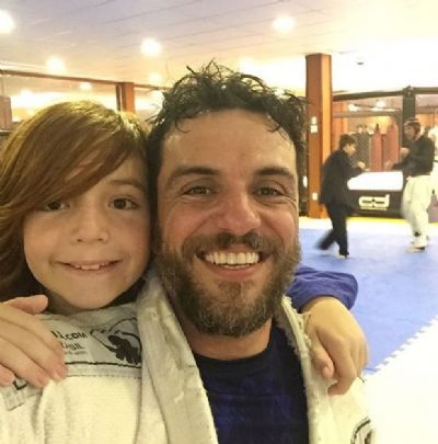 Rodrigo Lombardi mostra foto rara com o filho na web