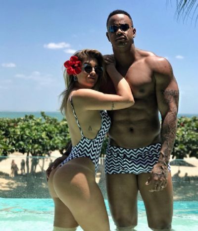 Casal Magia! L�o Santana e Lorena Improta mostram corpos sarados na piscina