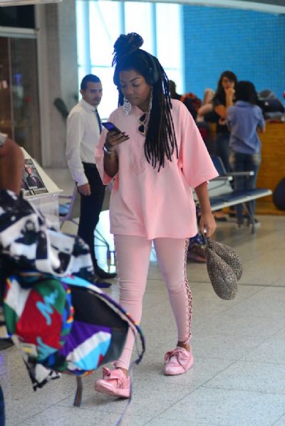 Ludmilla investe em 'Look Tend�ncia' e atrai olhares em aeroporto