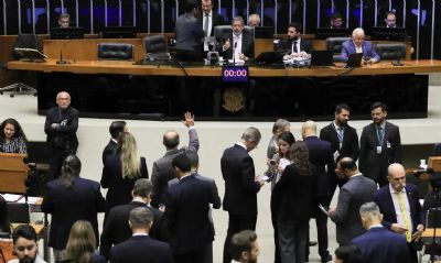 C�mara aprova urg�ncia para corte de gastos e governo promete negociar