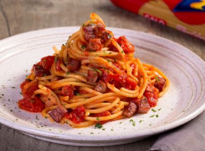 Receita r�pida: macarr�o � matriciana fica pronto em 15 minutos
