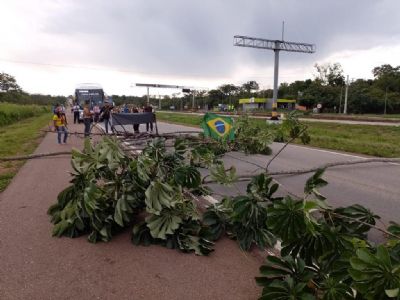 Manifestantes ind�genas bloqueiam BR-364 entre Rondon�polis e Cuiab�