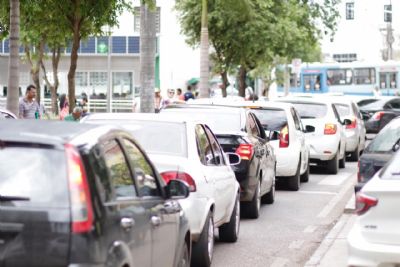 Motoristas de aplicativo protestam contra taxas e vistorias em Cuiab�