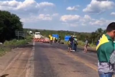 Manifestantes voltam a bloquear trechos rodovias de MT